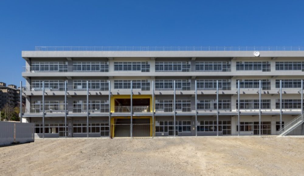 02. 増築校舎棟 東側外観